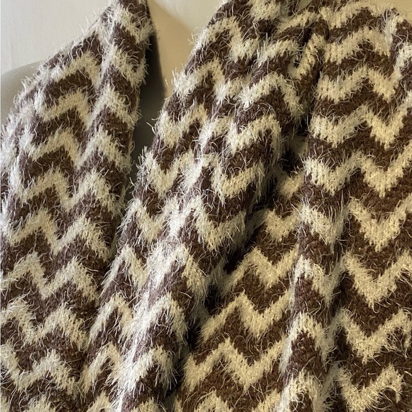 Fuzzy Chevron Pattern Scarf Brown - Picture 5 of 11